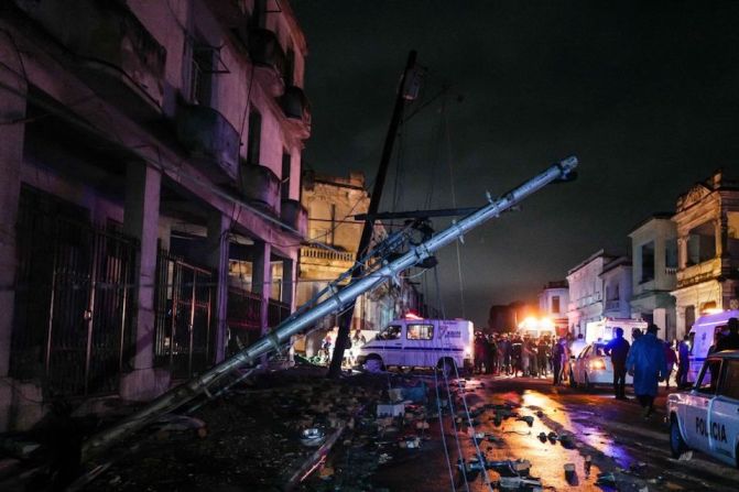 Un poste de electricidad caída a raíz del paso del tornado se observa en el barrio de Luyano en La Habana.