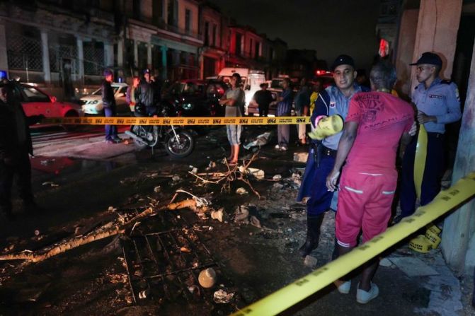 La policía acordona una calle afectada por el tornado.