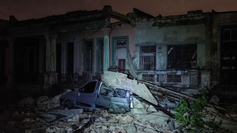 El presidente Miguel Díaz-Canel dijo que al menos 3 personas murieron y decenas resultaron lesionadas. En la imagen, un auto quedó bajo los escombros de un edificio afectado por el tornado en el barrio de Luyano, en La Habana.