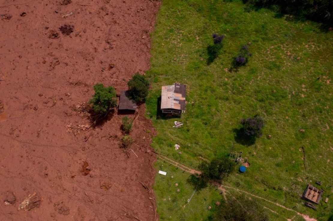 Imagen aérea de la zona afectada por el colapso de la represa en una mina en Brasil.