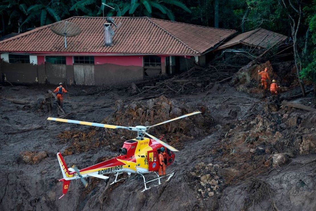 Bomberos buscan a los cientos de desaparecidos que dejó el incidente.