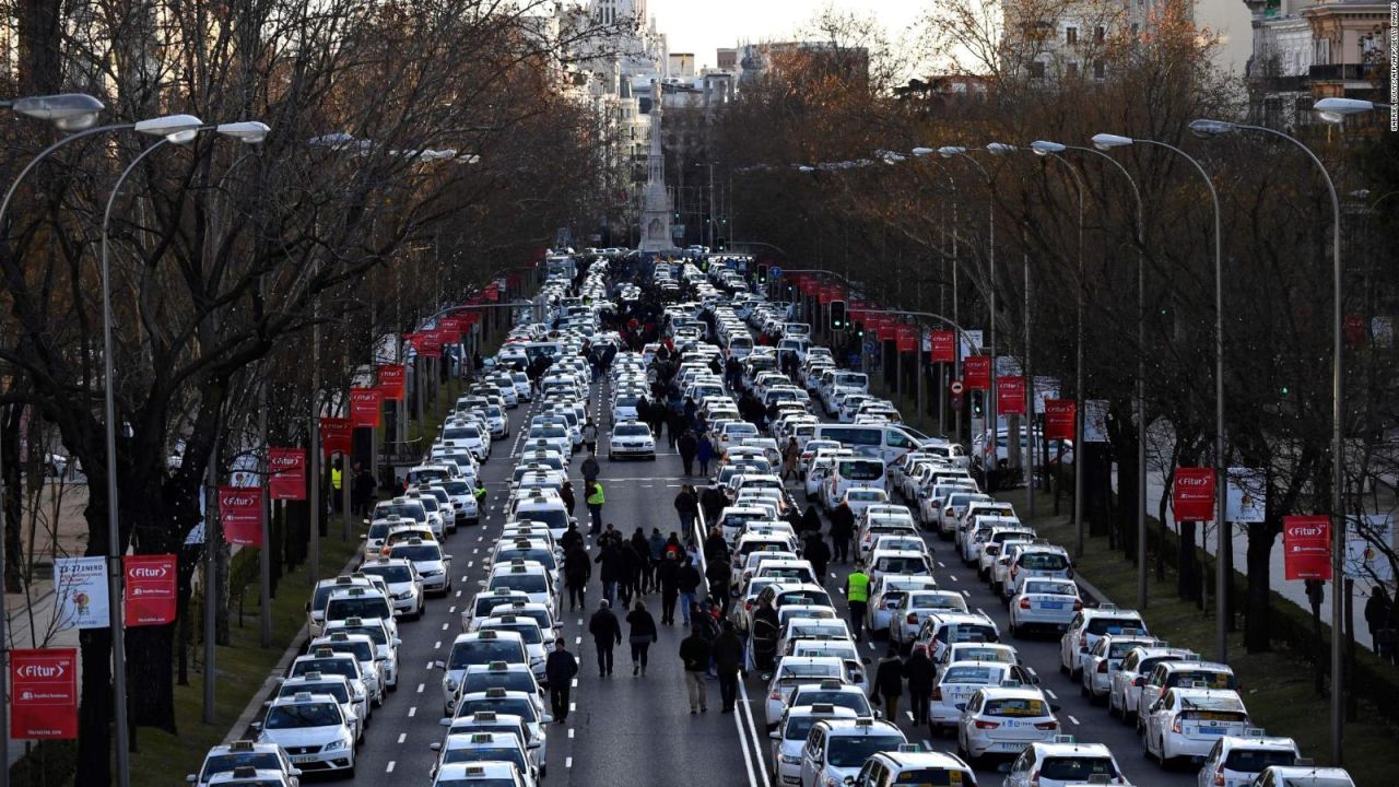 CNNE 610249 - taxistas en madrid protestan contra uber y cabify