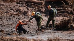 CNNE 610527 - rescatistas siguen buscando desaparecidos en un mar de lodo