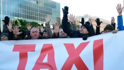 CNNE 610553 - continua la guerra de los taxistas contra uber cabify en espana