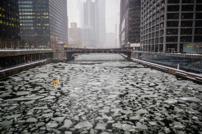 Un río helado de Chicago se ve desde la calle Adams el 28 de enero.