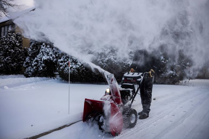 Al Ross usa un soplador de nieve en la entrada de su casa en Minneapolis.