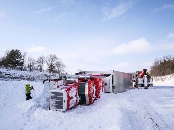 El personal de un camión de remolque trabaja para mover el camión volcado en la mediana de la Interestatal 90, al sureste de Rochester, Minnesota, el 28 de enero.