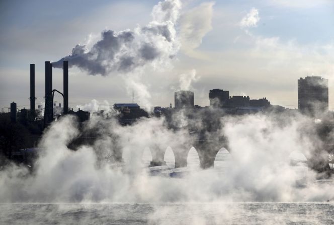 El vapor de agua se eleva sobre las cataratas St. Anthony en Minneapolis el martes 29 de enero.