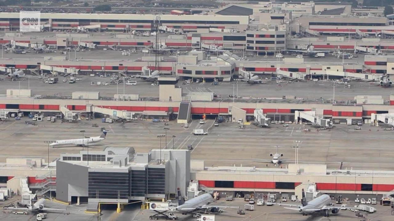 CNNE 610757 - bienvenidos al aeropuerto mas concurrido del mundo