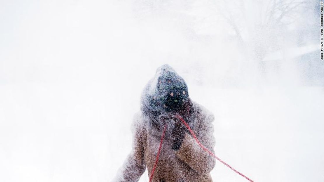 Sarah Allen despeja su camino de entrada y aceras con un soplador de nieve en Flint, Michigan.