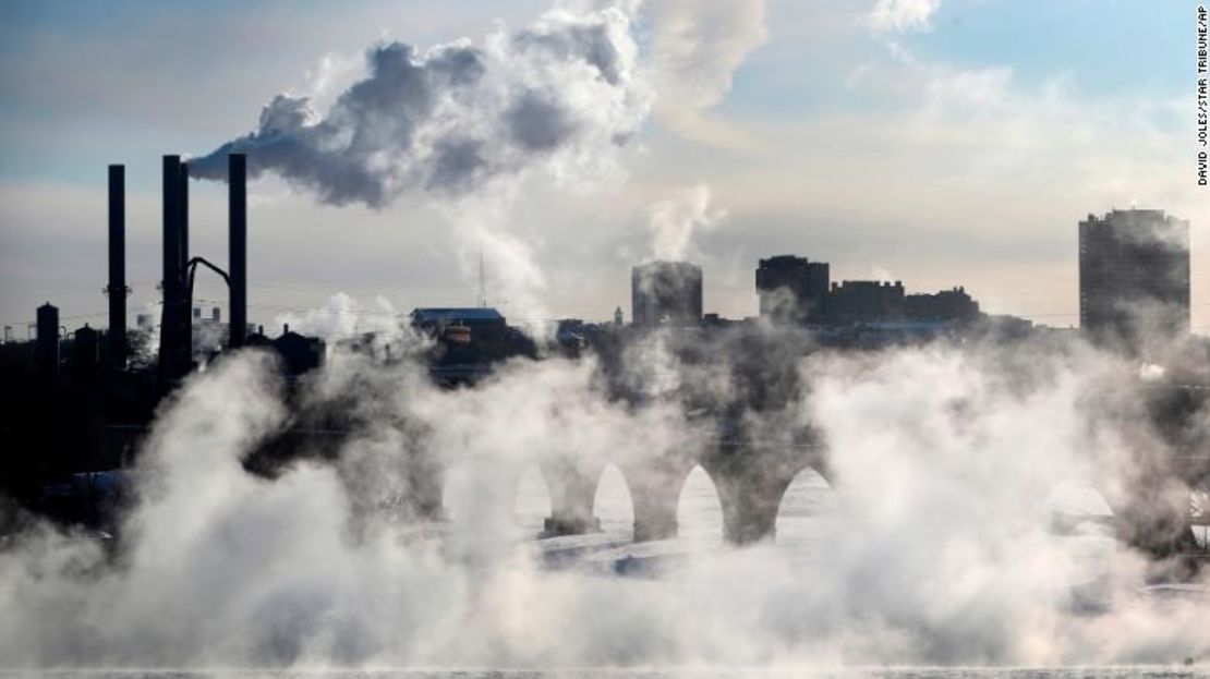 El vapor de agua se eleva sobre St. Anthony Falls en el río Mississippi el martes en Minneapolis.