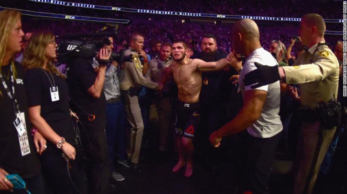 Khabib Nurmagomedov es escoltado tras derrotar a Conor McGregor.