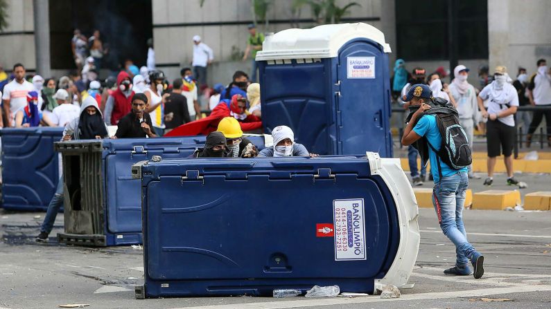 Manifestantes en Caracas protestan contra el gobierno de Maduro. (Edilzon Gamez / Getty Images).