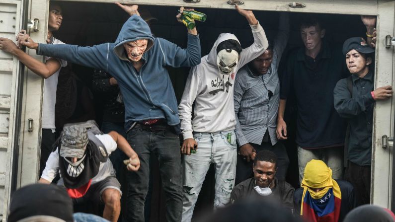 Manifestantes levantaron barricadas bloquear un camino en Caracas. (Roman Camacho / SOPA Images / LightRocket via Getty Images).