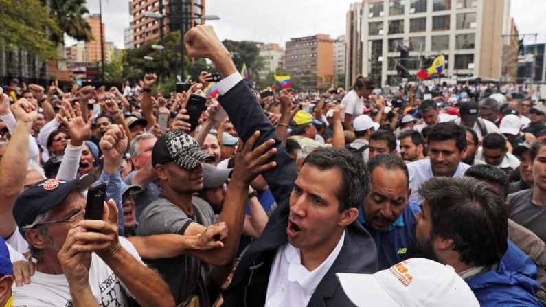 Guaidó saluda a una multitud en Caracas el 23 de enero de 2019. (Gutiérrez / EPA-EFE).