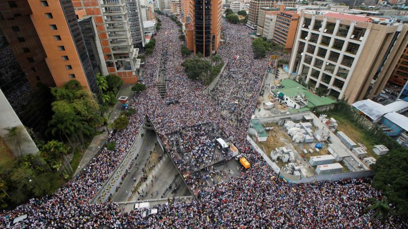 Partidarios de la oposición en Caracas protestan contra Nicolás Maduro el 23 de enero de 2019 pidiendo su renuncia y la convocatoria a elecciones libres. (Adriana Loureiro / REUTERS).