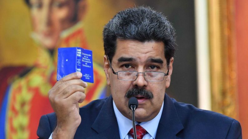 Maduro realiza una conferencia de prensa en Caracas el 25 de enero de 2019. El hombre fuerte venezolano ha acusado a Guaidó y a Estados Unidos de organizar un golpe contra él. (Yuri Cortez / AFP / Getty Images).