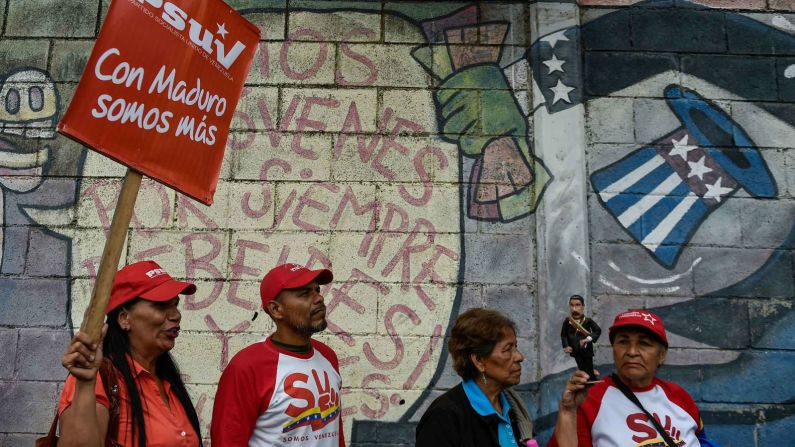 Partidarios del gobierno en Caracas organizan una manifestación en apoyo del presidente de Venezuela Nicolás Maduro, el 26 de enero de 2019. Maduro inició un segundo mandato luego de una votación en 2018 que su oposición política y muchos en la comunidad internacional denunciaron como una farsa. (Robayo / AFP / Getty Images).