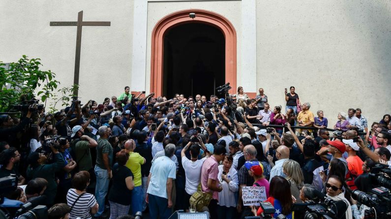 Guaidó habla con periodistas después de asistir a misa en Caracas el 27 de enero de 2019. Estados Unidos y más de una docena de países reconocieron a Guaidó como el gobernante legítimo de Venezuela. (Luis Robayo / AFP / Getty Images).