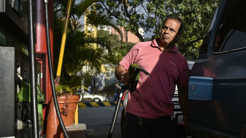 Un hombre compra combustible en una gasolinera en Caracas el 29 de enero. Estados Unidos anunció sanciones contra la petrolera estatal venezolana, PDVSA. (Saluis Robayo / AFP / Getty Images).