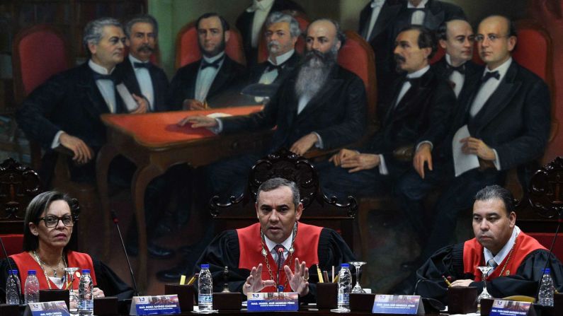 El presidente de la Tribunal Supremo de Justicia de Venezuela, Maikel Moreno, da una conferencia de prensa en la sede del tribunal en Caracas el 29 de enero. (Féderico Parra / AFP / Getty Images).