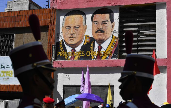 Un mural de Nicolás Maduro, presidente de Venezuela, y de Diosdado Cabello, presidente de la Asamblea Nacional Constituyente, se ve alrededor del Palacio Federal Legislativo en el centro de Caracas. En una entrevista publicada el 29 de enero de 2019, Maduro le dijo a la agencia estatal de noticias RIA Novosti que está dispuesto a reunirse con líderes mediadores internacionales para lograr una solución a la actual crisis política del país, pero descarta celebrar nuevas elecciones presidenciales hasta 2025. (Ignacio Marin / Bloomberg via Getty Images).