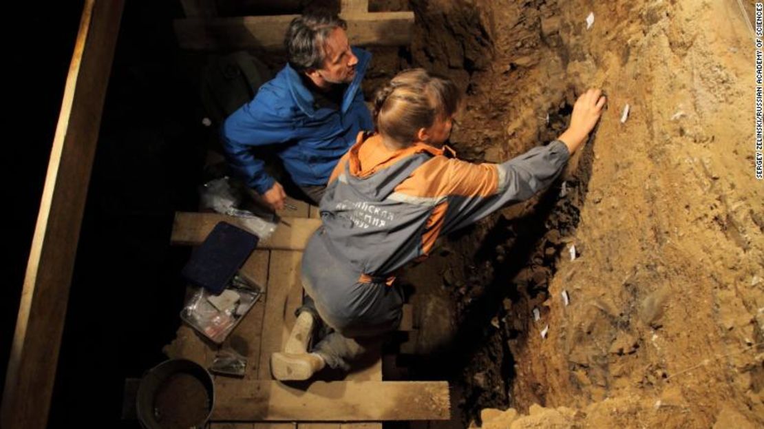 Natalia Belousova y Tom Higham tomaron muestras en la cámara principal de la cueva de Denísova.