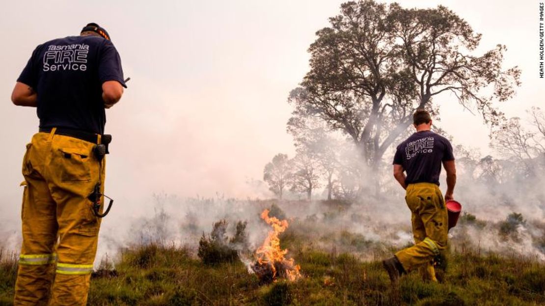 Bomberos de Tasmania entrenan el 23 de enero.