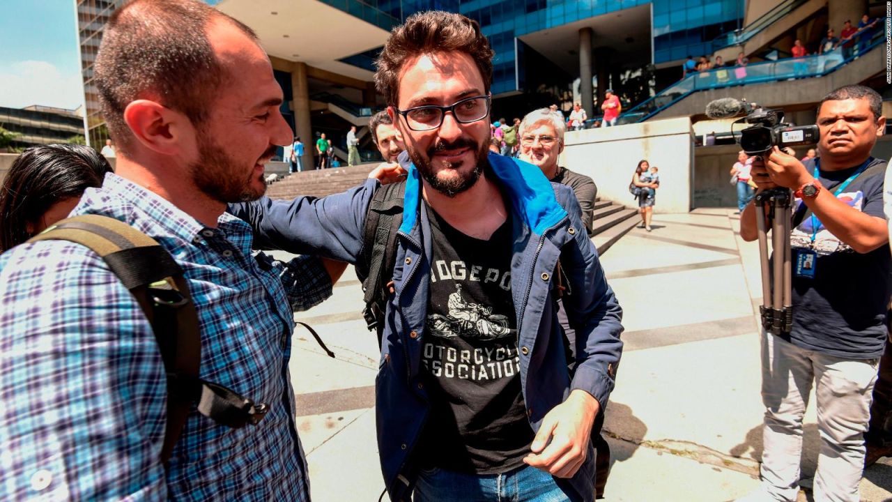 CNNE 611773 - liberados y acreditados, periodistas de efe seguiran en caracas