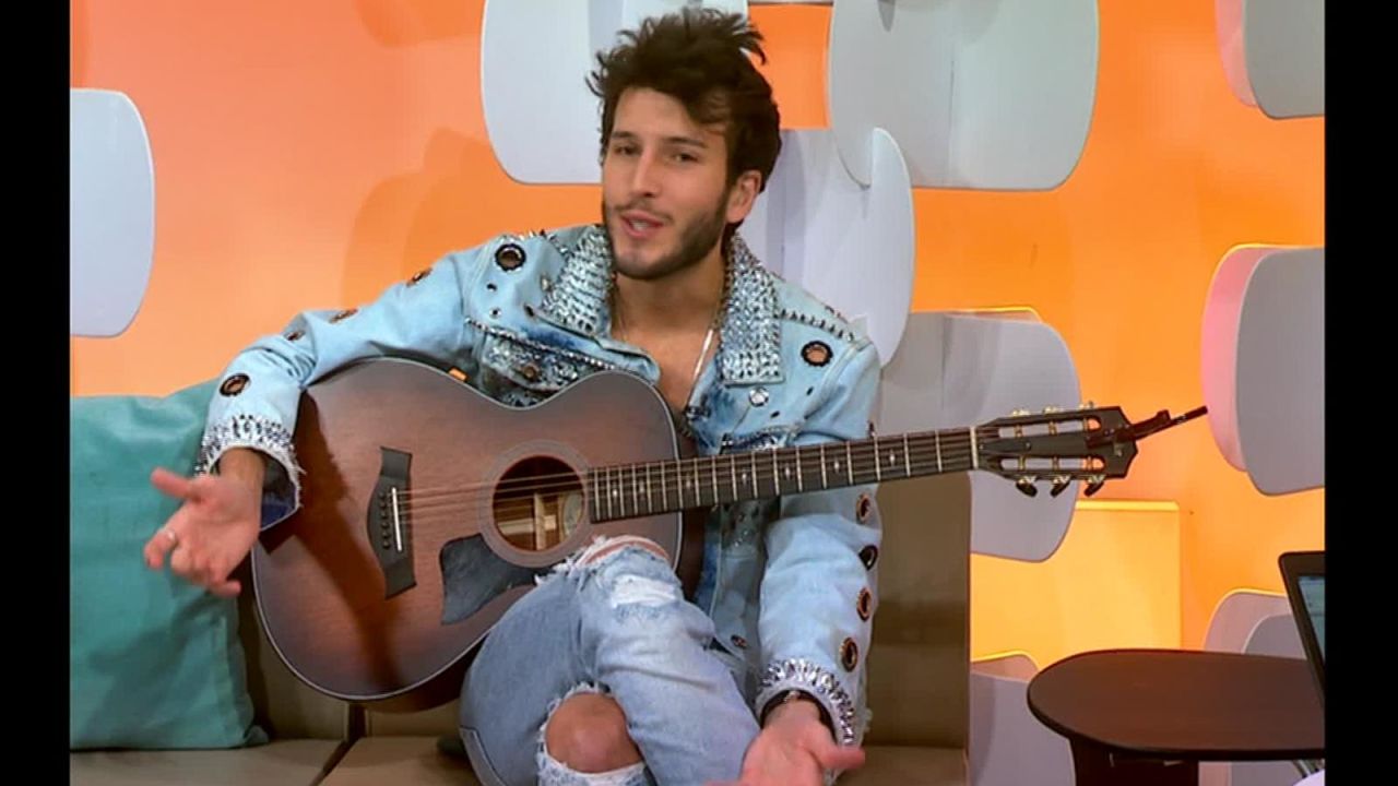 CNNE 611864 - el cantante sebastian yatra visita cafe cnn