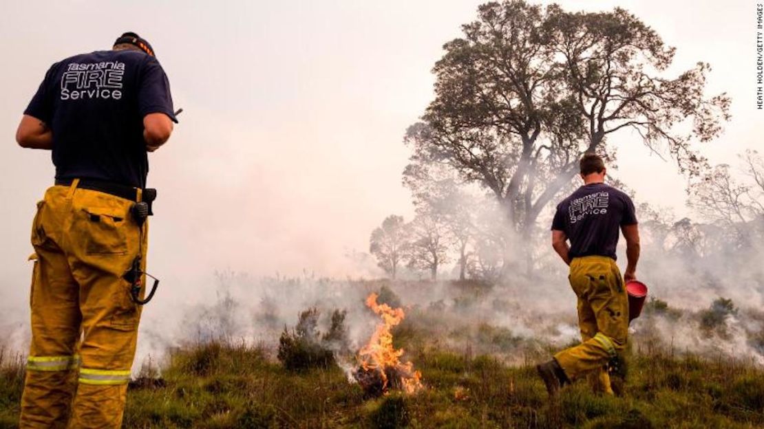 Los bomberos de Australia apagaron incendios por la ola de calor el 23 de enero de 2019.