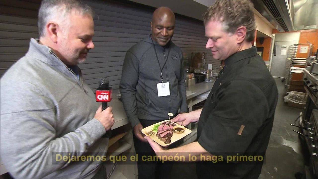 CNNE 612068 - un almuerzo con evander holyfield