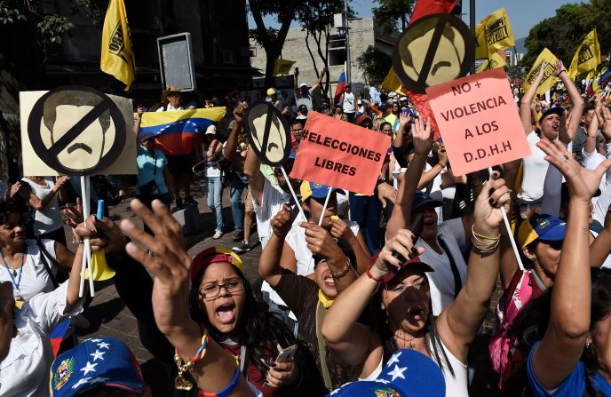 Decenas de miles de venezolanos salieron a las calles de Caracas por segunda vez en esta semana, como muestra de respaldo a Juan Guaidó y en rechazo a la continuidad del régimen de Nicolás Maduro.