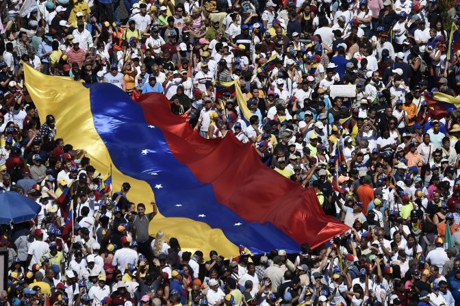 Decenas de miles de manifestantes se lanzaron a las calles de Caracas para respaldar a Juan Guaidó, a medida que la presión internacional aumentó sobre el presidente Nicolás Maduro para que renuncie.