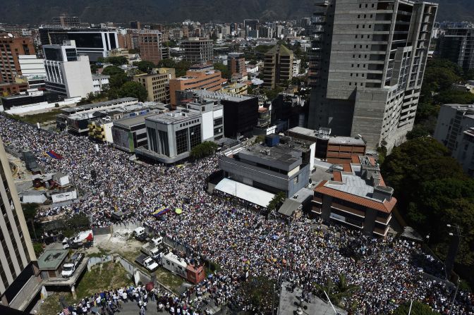 Los activistas de la oposición a Nicolás Maduro se lanzan a las calles para respaldar los pedidos de elecciones anticipadas del líder de la oposición venezolana, Juan Guaido, en Caracas, el 2 de febrero de 2019.