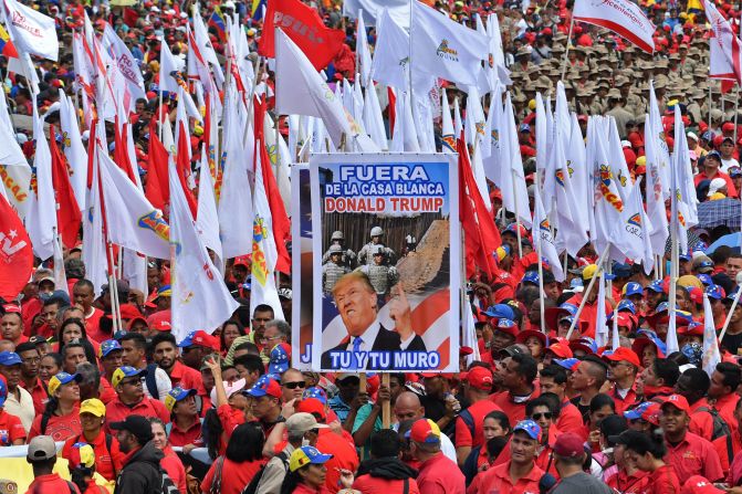 Otra pancarta alusiva a Estados Unidos y Donald Trump.