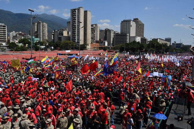 "¿Hasta cuándo tanto golpismo, hasta cuándo tanta dependencia del imperio gringo, hasta cuándo tanto daño le van  hacer al país o es que no habrá un momento de sensatez?", vociferó Nicolás Maduro frente a sus seguidores.