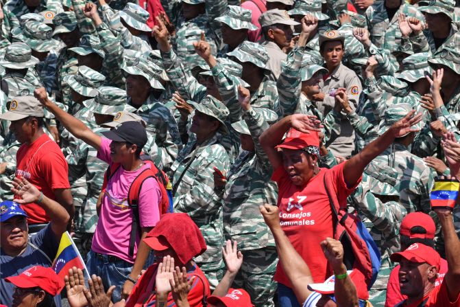 Los manifestantes llegaron a las calles de Caracas este sábado, con banderas y pancartas. En el lado oeste de la ciudad se juntaron los seguidores de Nicolás Maduro. En el lado sureste, los de Juan Guaidó.