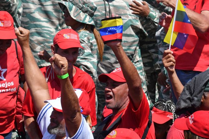 Maduro propuso hacer una consulta nacional en “cabildos bolivarianos abiertos para consultar al pueblo esa solución política”.