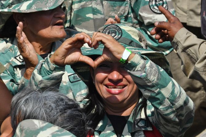 Una miembro de la milicia bolivariana, partidaria del presidente venezolano Nicolás Maduro, gesticula durante una reunión para conmemorar el vigésimo aniversario del ascenso del poder del difunto Hugo Chávez.