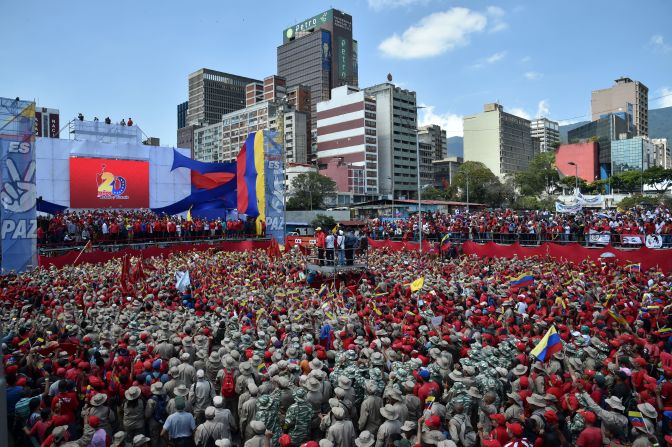 Una vista general tomada mientras Nicolás Maduro, presidente de Venezuela, pronuncia un discurso durante un concentración con seguidores en Caracas. Maduro dio su discruso inmediatamente después de que Juan Guaidó, en otro punto de la ciudad, acabara el suyo.