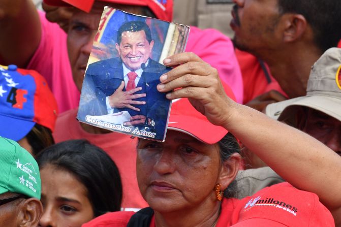 Las imágenes de Hugo Chávez fueron también otra constante que se pudo ver a lo largo de la concentración oficialista.