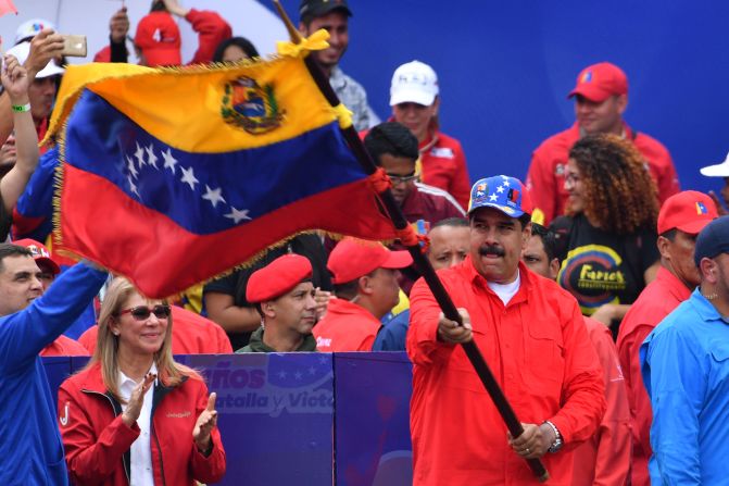 Nicolás Maduro, presidente de Venezuela, ondea una bandera de su país durante el encuentro con simpatizantes para conmemorar el vigésimo aniversario del ascenso del poder del difunto Hugo Chávez.