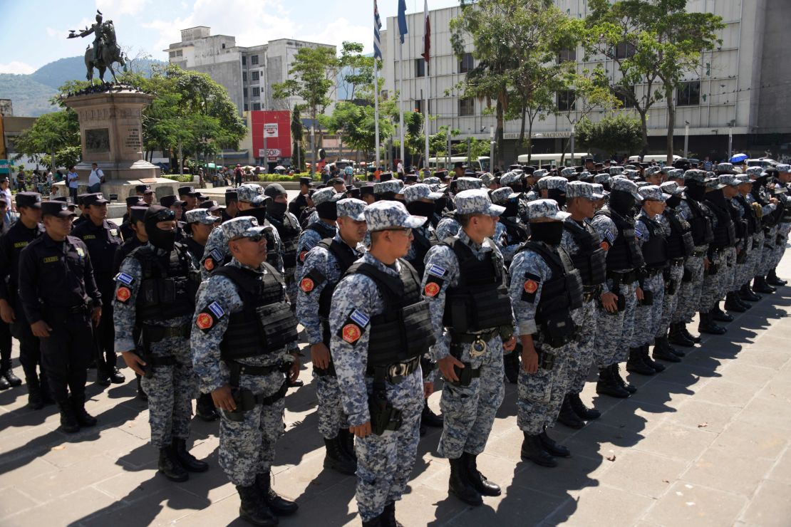 Agentes de la policía de El Salvador se alistan para patrullar en el centro de San Salvador, en vísperas de la primera ronda de las elecciones nacionales. Más de cinco millones de personas son elegibles para votar.