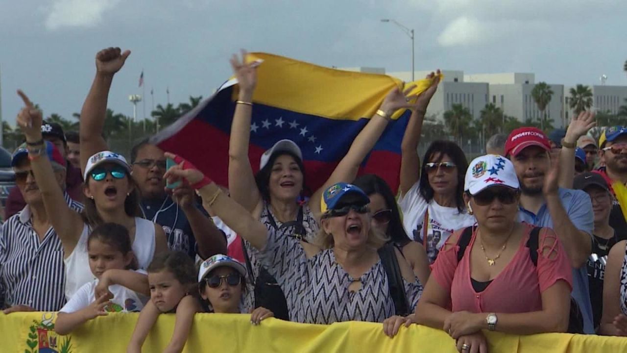 CNNE 612263 - venezolanos en miami se manifiestan a favor de guaido