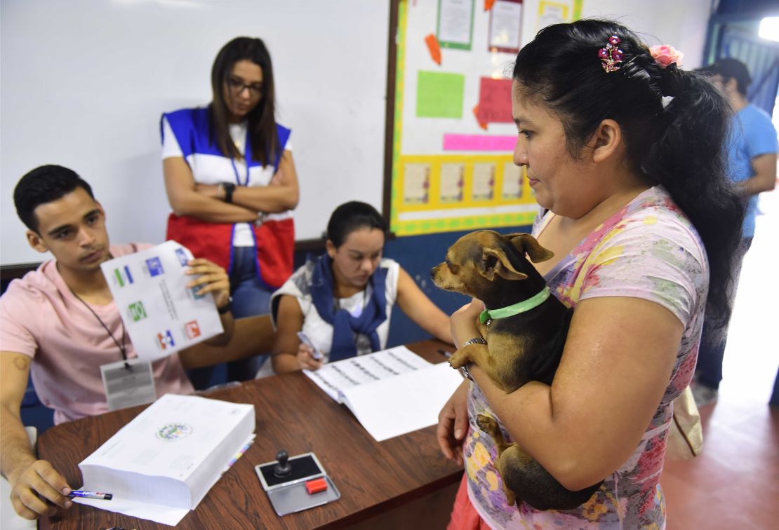 Una mujer vota durante las elecciones presidenciales salvadoreñas en una mesa electoral en San Salvador.