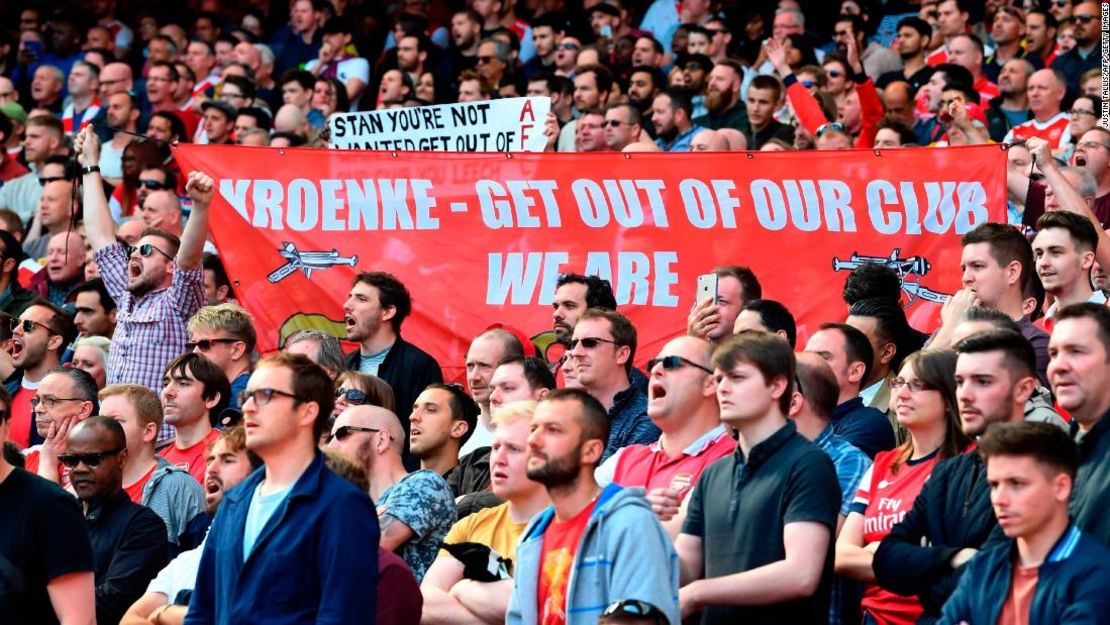 Seguidores del Arsenal sostienen una pancarta contra el dueño mayoritario del club, Stan Kroenke, durante un partido de fútbol de la Premier League inglesa de 2017.