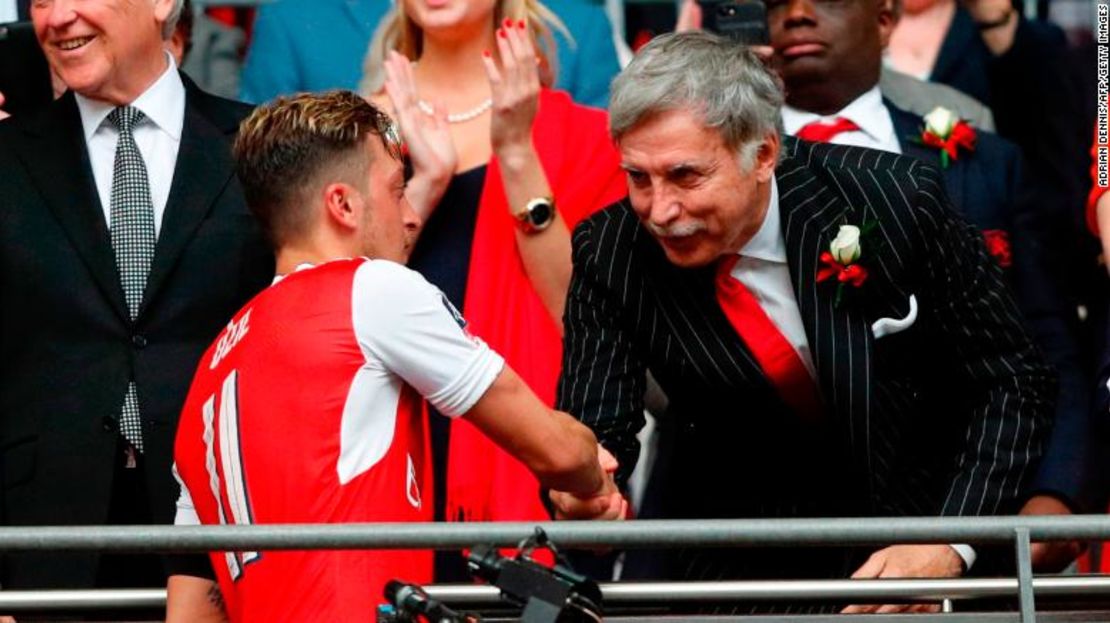 Kroenke le da la mano al mediocampista del Arsenal Mesut Ozil mientras los jugadores del Arsenal celebran su victoria sobre el Chelsea en la final de la Copa de Inglaterra de 2017.