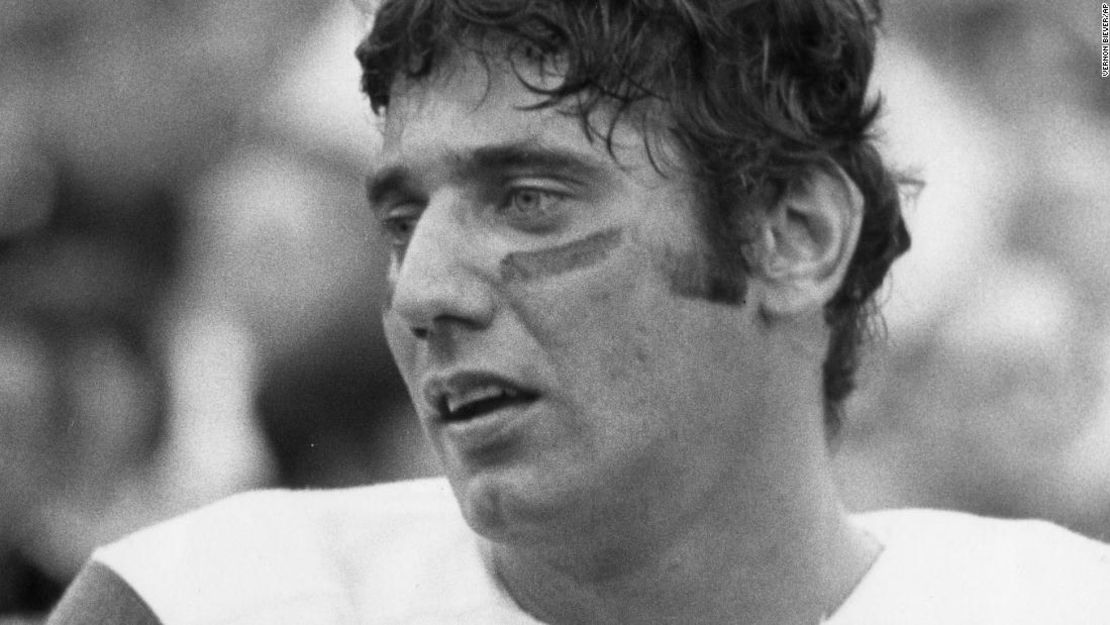 "Broadway" Joe Namath era diferente a los otros mariscales de campo de su época.