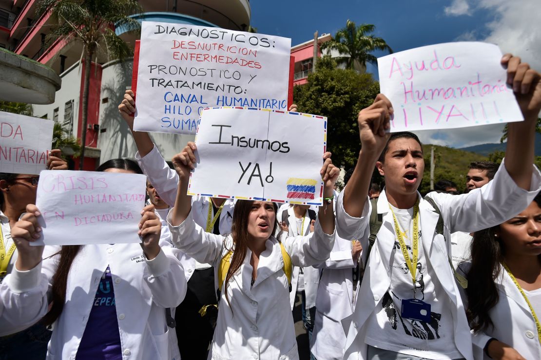 Un grupo de venezolanos exige ayuda humanitaria durante una protesta este sábado en Caracas.